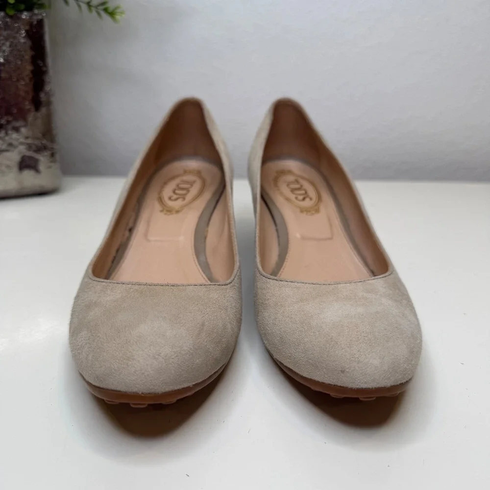 Tod's Wedge Pumps Womens Beige Suede Round Toe Italian Luxury Classic 37.5/7.5